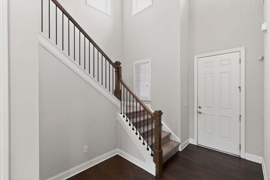 Building Photo - 3745 Crestland Ln