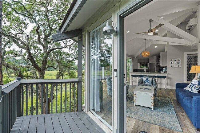 Building Photo - 2041 Deer Island Rd