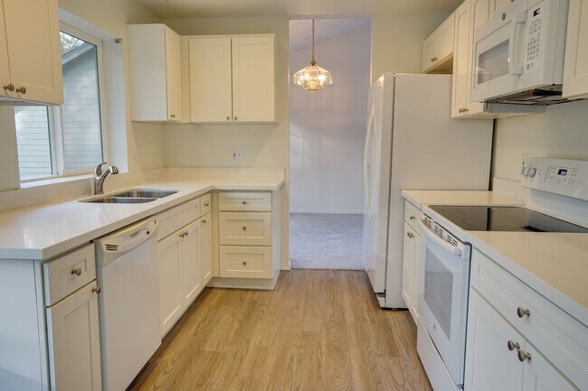 Building Photo - Renton Multi-level home