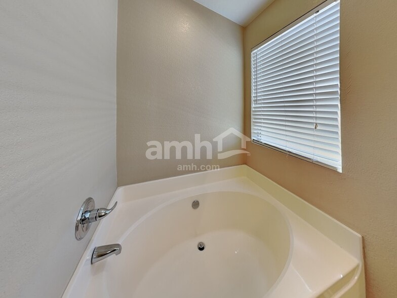 Building Photo - 7926 N 54th Dr