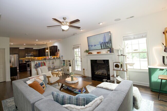 Building Photo - "Charming 3-Bed Home with Granite Elegance on Nessee Street, Fayetteville!"