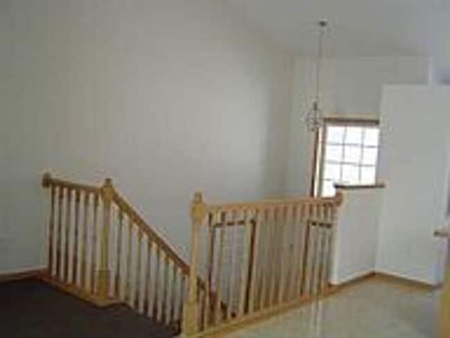 Building Photo - Two Bedroom Two Bathroom Spacious Townhome