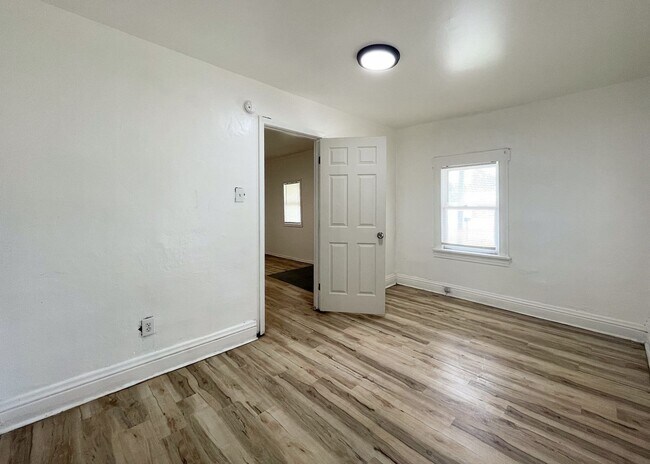 Building Photo - Spacious 2-Bed 1-Bath House