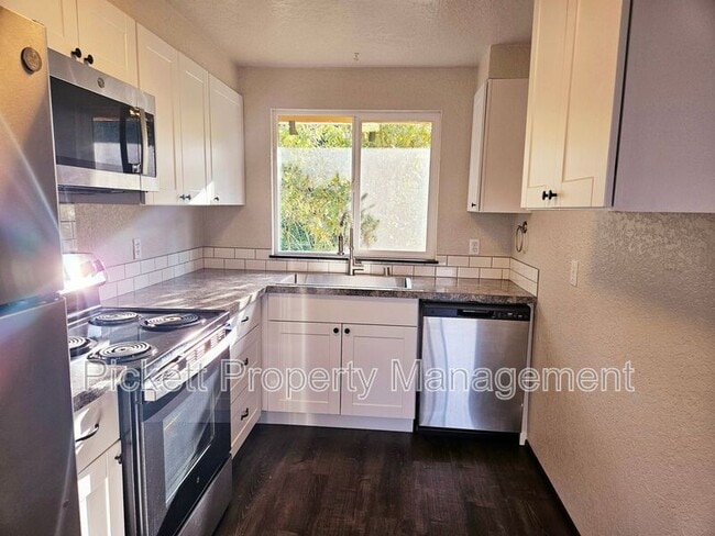 Building Photo - 4619 Beach Dr E