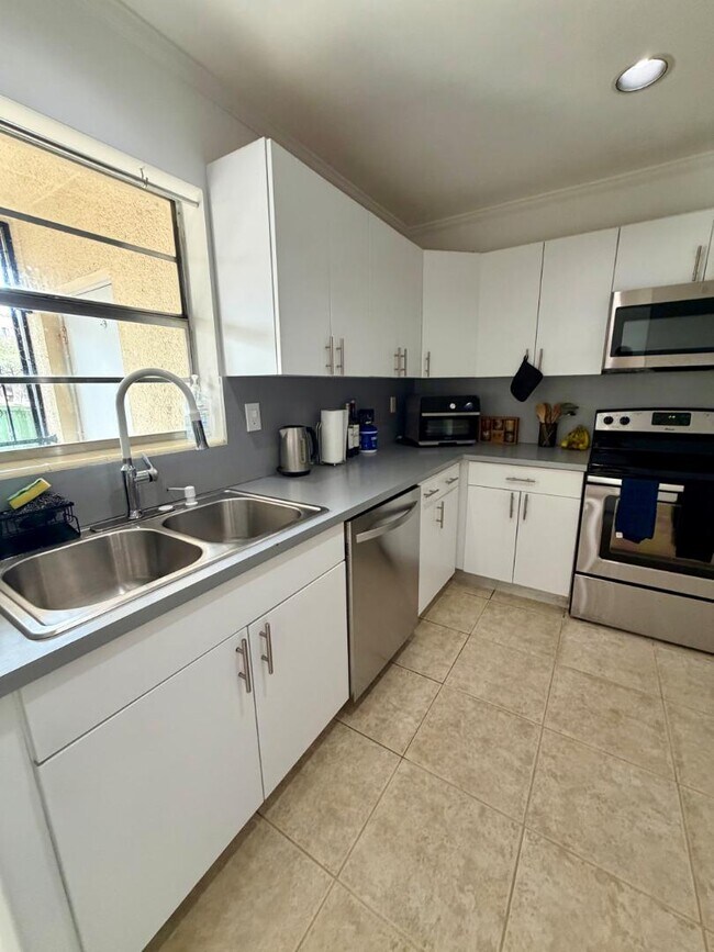 Building Photo - 8785 SW 137th Ave