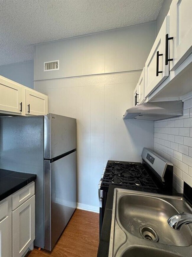 Building Photo - 608 W 51st St
