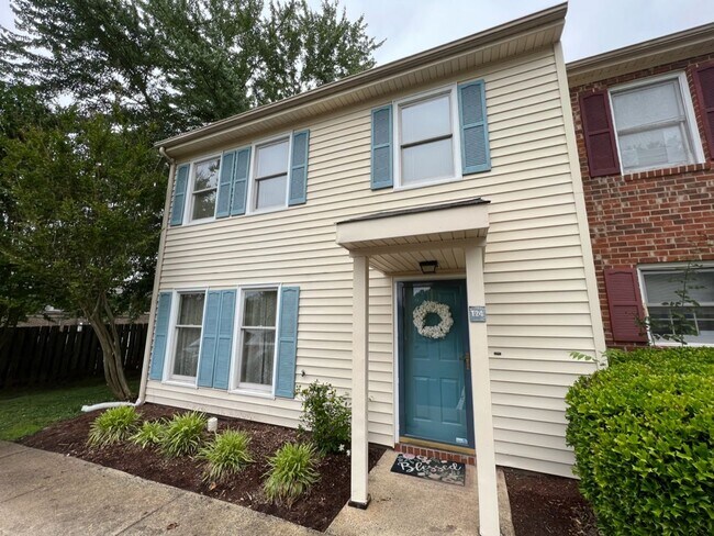 Building Photo - Adorable 3 Bedroom Townhouse w/ 1st Floor ...