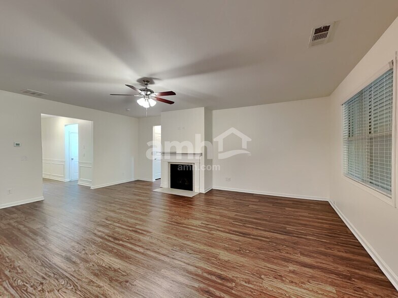 Building Photo - 3021 Golf Creek