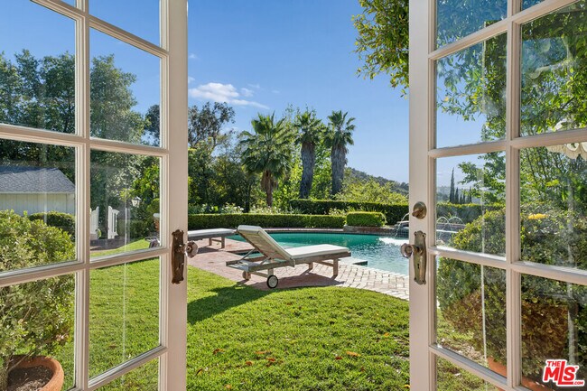 Building Photo - 8050 Mulholland Dr