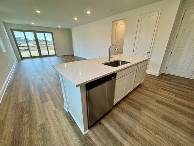 Building Photo - MOVE IN SPECIAL-3 bedroom with study/flex/office/keeping room