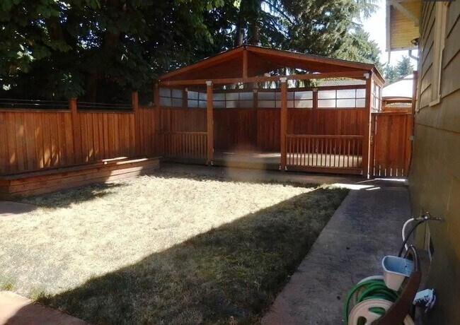 Building Photo - Stunning 4BD Craftsman in Excellent N Port...