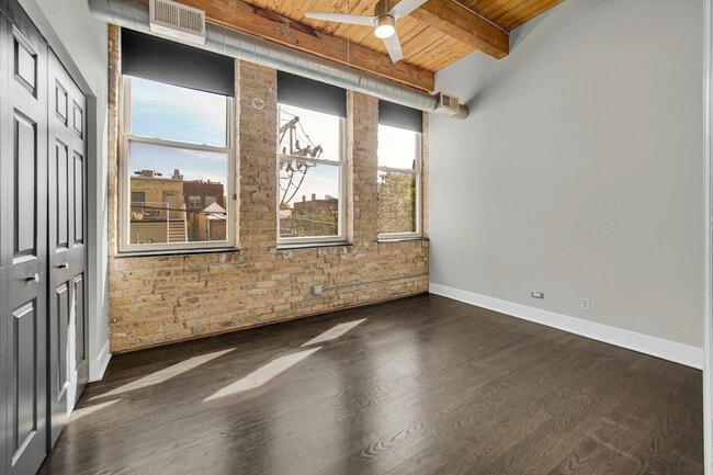 Building Photo - 2014 W Wabansia Ave