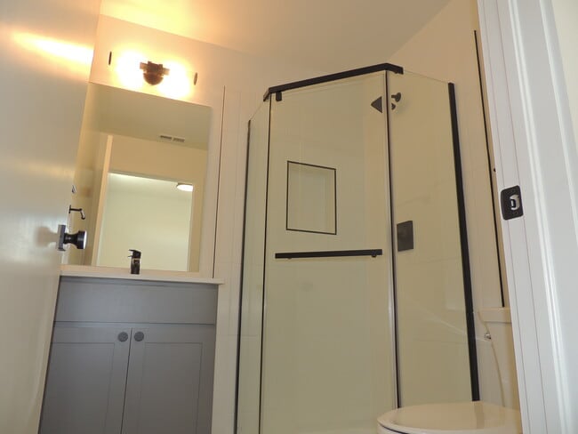 Building Photo - 600 Lawrence Ave