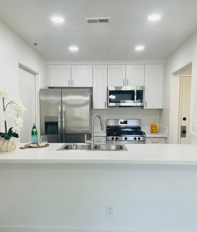 Building Photo - 2571 Plaza del Amo