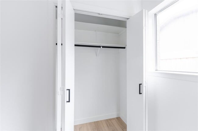 Building Photo - 2207 Southern Oaks Dr