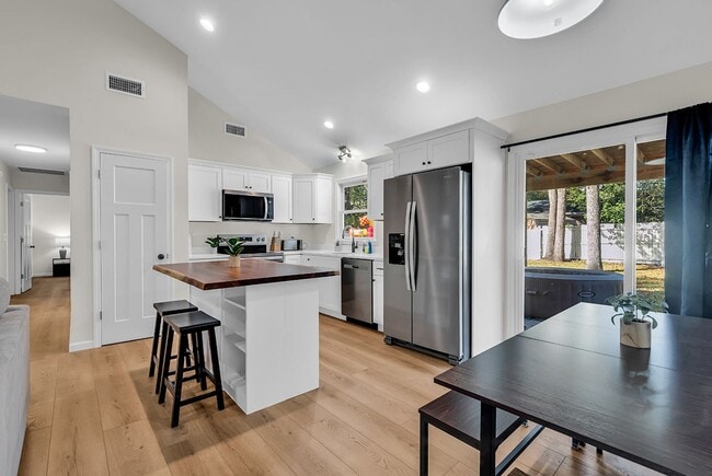 Building Photo - 2408 Causey Dr