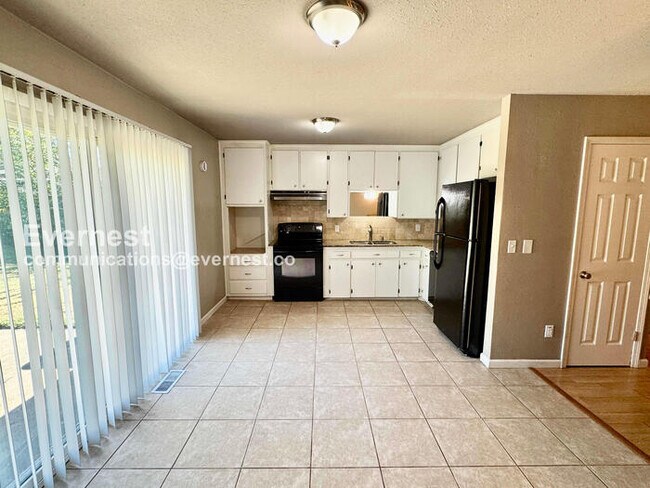 Building Photo - 3-Bed, 1.5-Bath Home with Garage / Pet-Friendly / Available now!