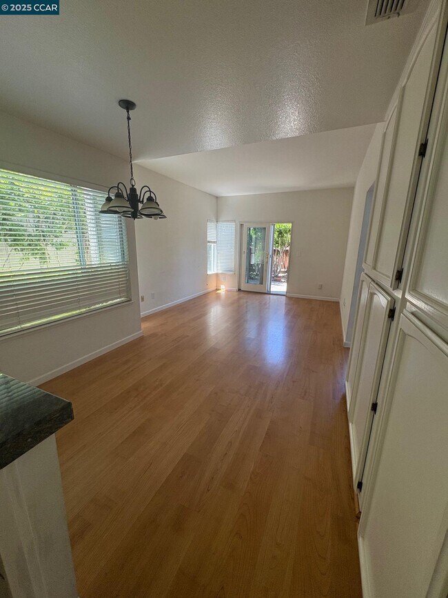 Building Photo - 1029 Lakeridge Pl