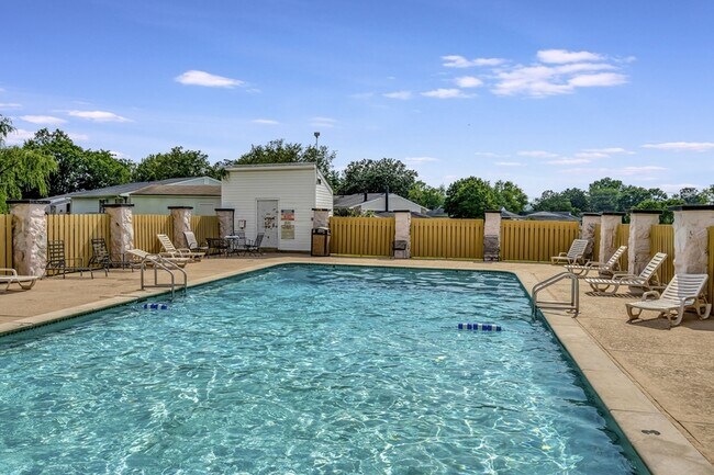 Building Photo - 810 Bellevue Rd