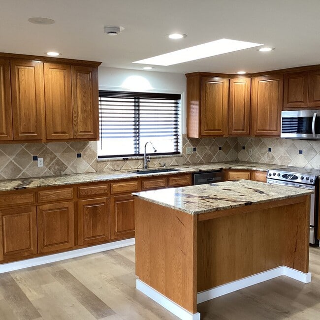 Building Photo - Ranch Style Rambler located in Stannwood