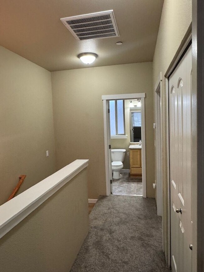 Building Photo - TOWNHOME/ 3 LEVELS W/ FENCED YARD AND GARA...