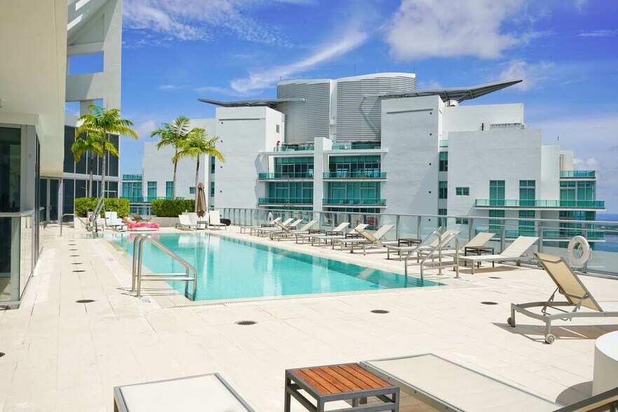 Building Photo - 1300 Brickell Bay Dr