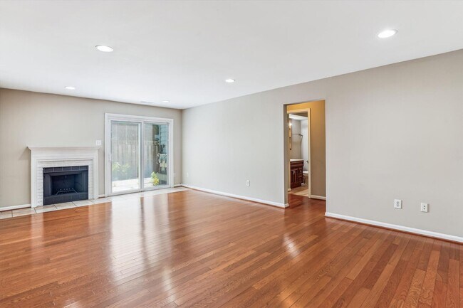 Building Photo - Lovely 2br/1bth ground level condo, close ...