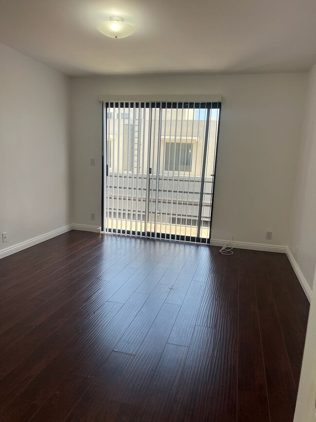 Building Photo - $3850 / 3br - Condo 3 beds 2 baths (West LA)