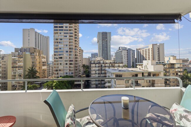 Building Photo - Heart of Waikiki | Kitchen | Free Parking ...