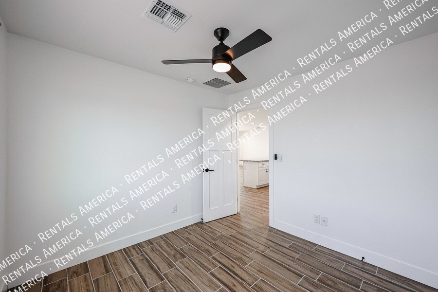 Building Photo - 526 S Crismon Rd