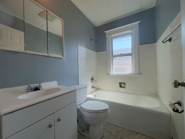 Building Photo - Charming 2-bedroom, 1-bath home featuring ...