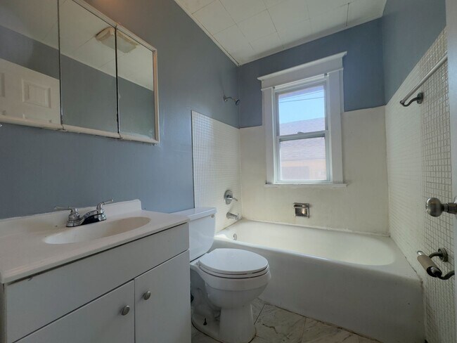 Building Photo - Charming 2-bedroom, 1-bath home featuring 900 sq. ft. of comfortable living space