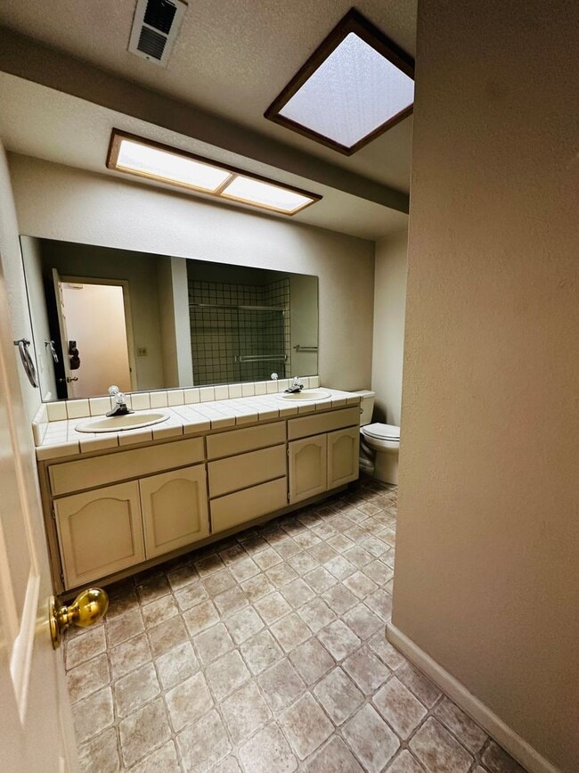 Building Photo - El Dorado Hills Beauty