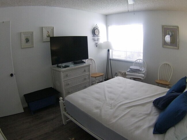 Building Photo - 980 Normandy U