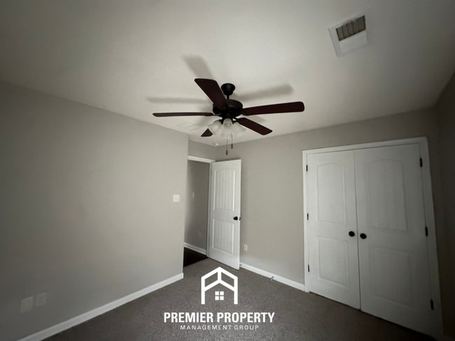 Building Photo - Cozy 2BR/2BA Memphis Home w/ Vaulted Ceilings, Fireplace & 2-Car Garage