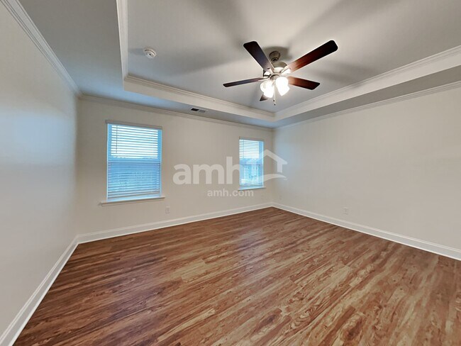 Building Photo - 180 Larragan Dr