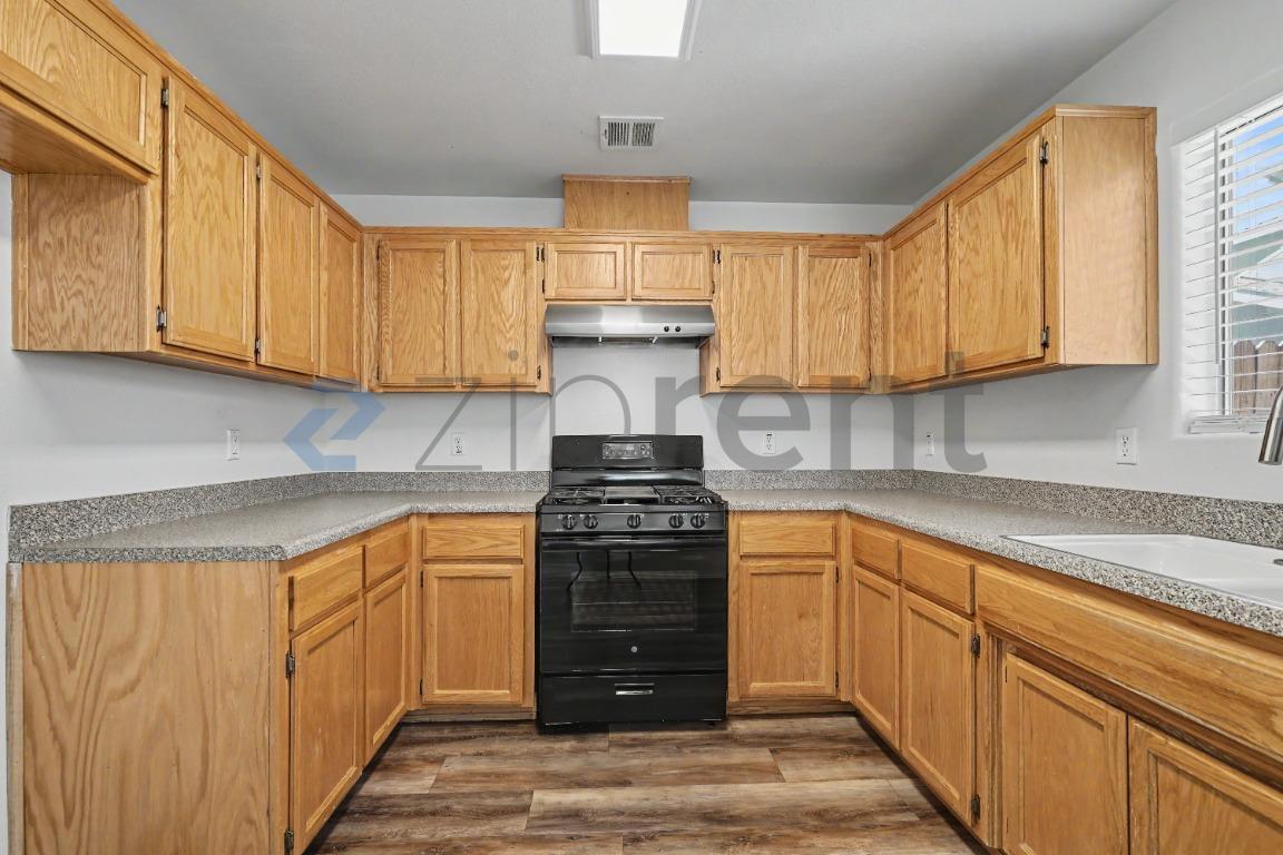 Building Photo - Unit D