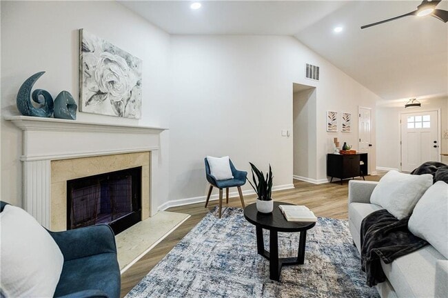 Building Photo - 5195 Hillcrest Glenn Dr