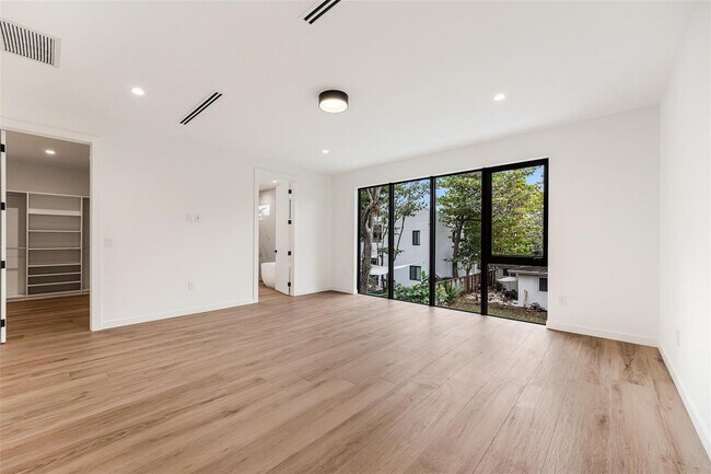 Building Photo - 3370 Thomas Ave