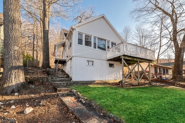 Building Photo - 103 Upper Lakeview Ave