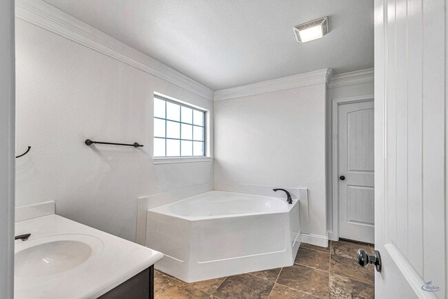 Building Photo - 410 E 97th St