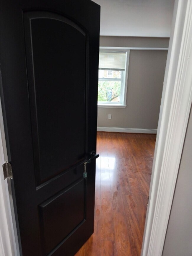 Building Photo - 1932 Bank St