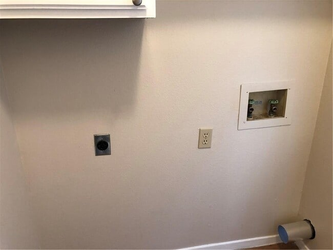 Building Photo - 6907 Woodhue Dr