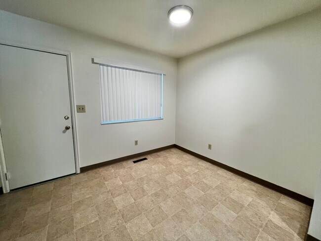 Building Photo - 3 bed, 1 bath Duplex in West Fort Collins