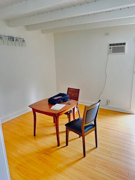 Building Photo - 7231 Vanalden Ave