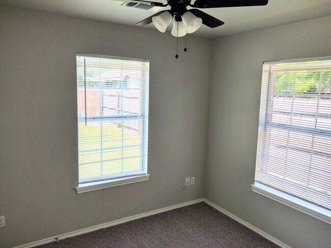 Building Photo - Completely refurbished home walking distan...