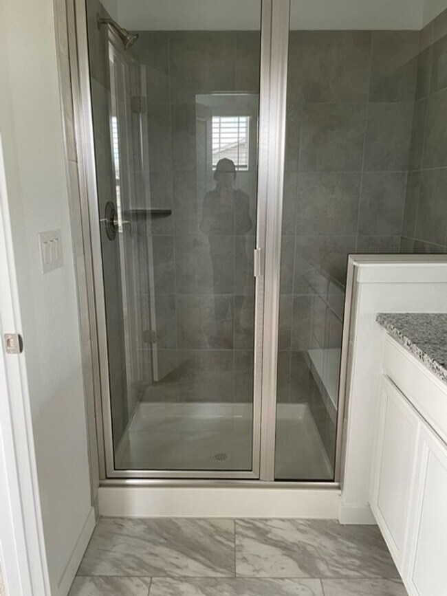 Building Photo - Spacious 4 Bed Townhome with 2-Car Garage in Erie-Available June 1!