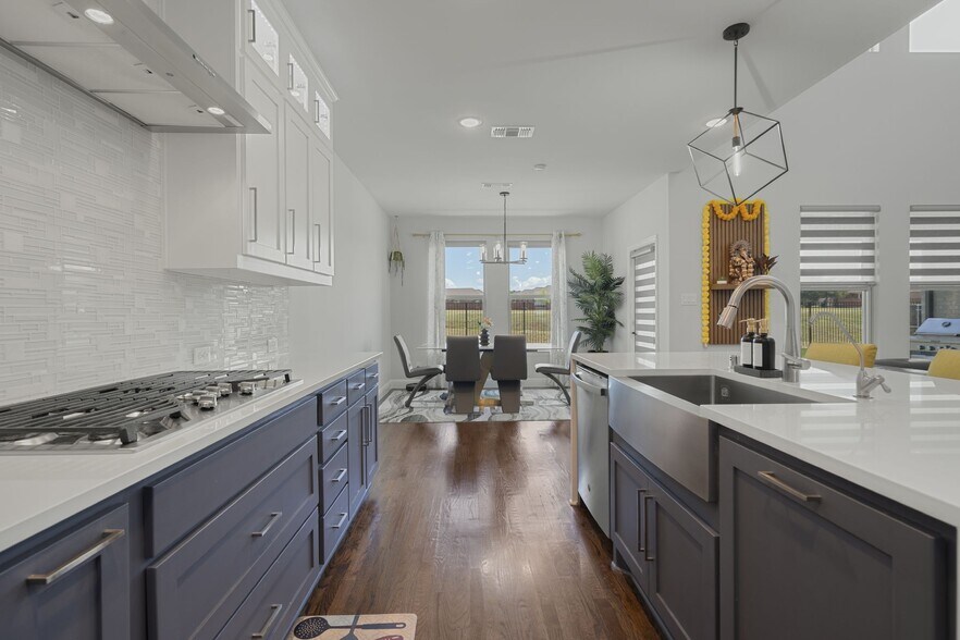 Building Photo - 913 Gingham St