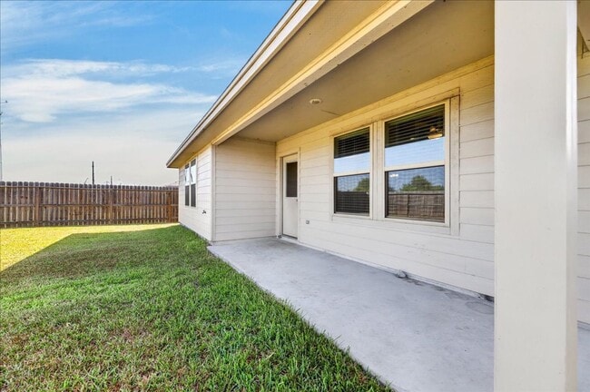 Building Photo - 8133 Cattlemen Dr