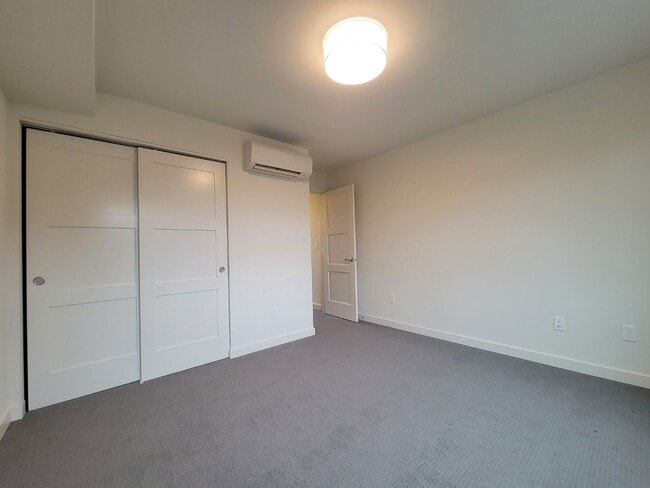 Building Photo - Newer Ballard Townhome with Plenty of Outdoor Space for Rent